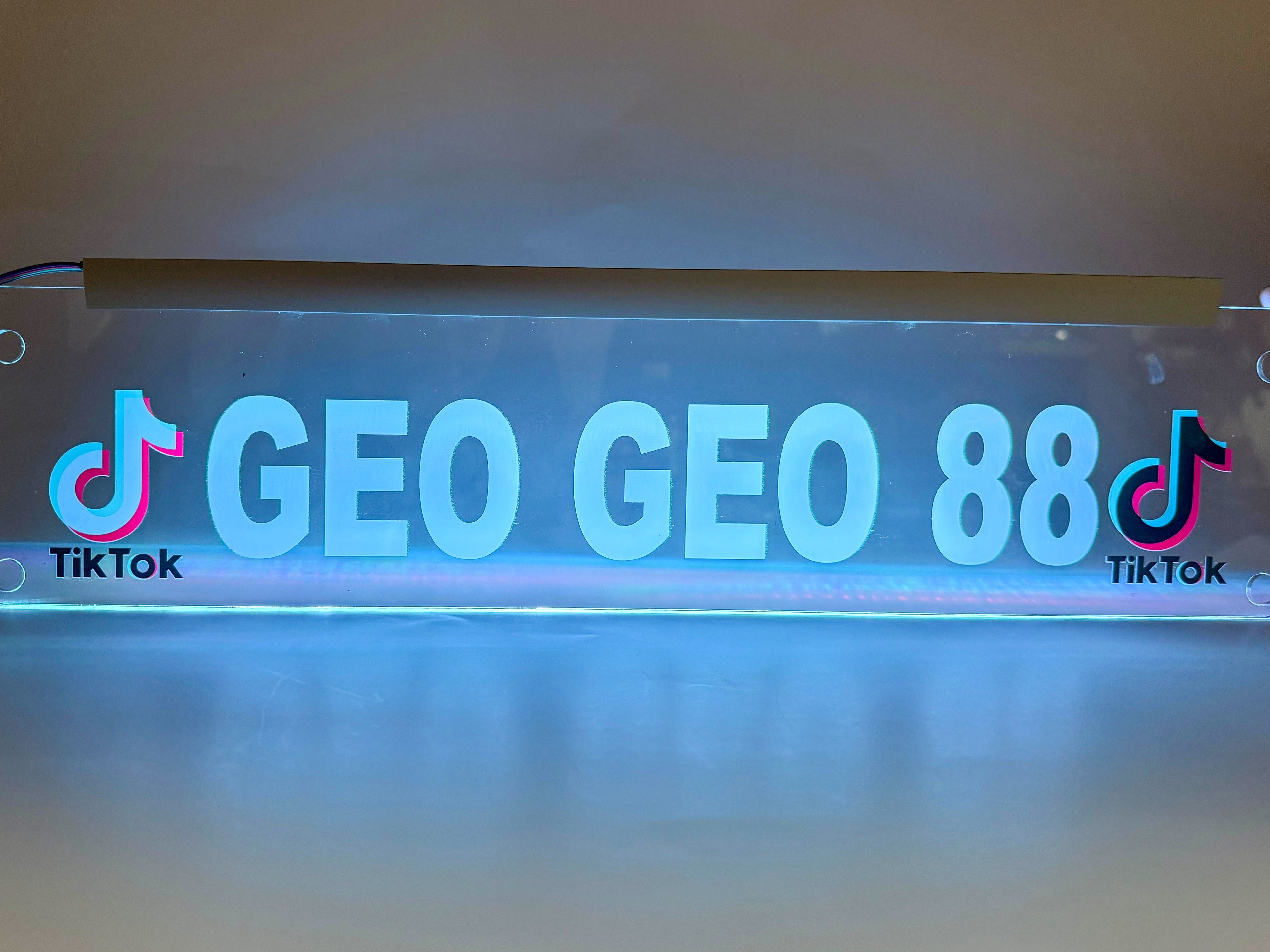 Plăcută LED 3D - TikTok